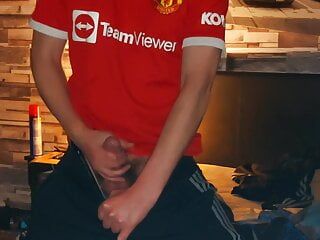 Młody chłopak w dresie Adidasa, majtkach nike i topie piłkarskim