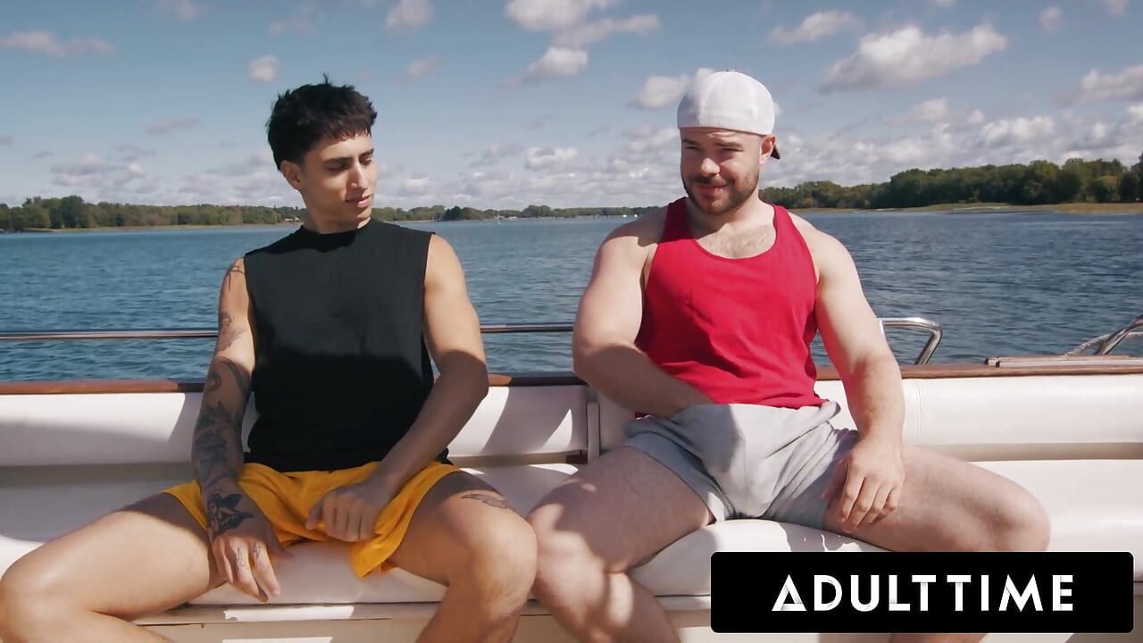 ADULT TIME - חברים סטרייטים מרקוס מקניל ואנג'ל אליאס הופכים יום סירה מאכזב לזיון קשה