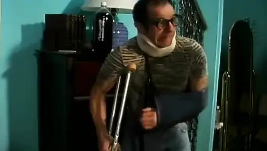 Cewek hot rambut pirang lagi asik ngentot memek beceknya pakai dildo ukuran XL