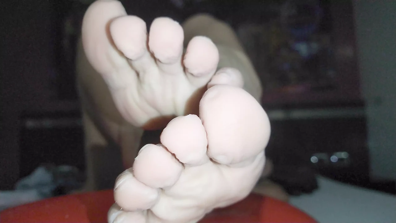 在 Xhamster 上取悦我最大的粉丝。他想要看到我为他的恋足而玩弄我的鞋底