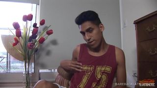 Jonge latino alejo opvijzelen met een dildo