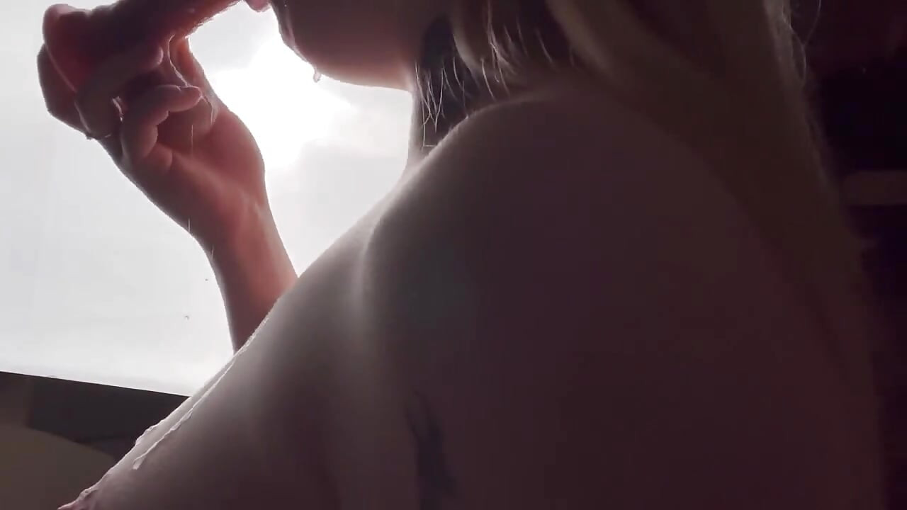 Alunecare și muie profundă în întuneric.