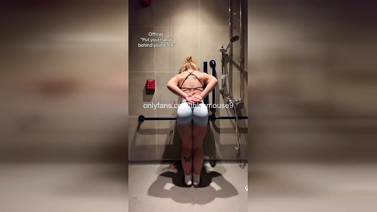Tiktok Live Glory Hole: futută în gât cu pumnul în gâtul unei virgine, pizdă lărgită