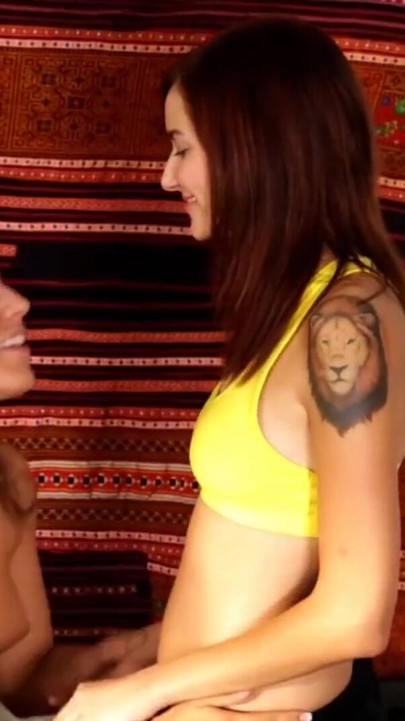 Αυτό το κομμένο υγρό στρείδι χρειάζεται τρία δάχτυλα και μια κουνιστή γλώσσα για να φτάσει σε οργασμό | Κλιπ 1