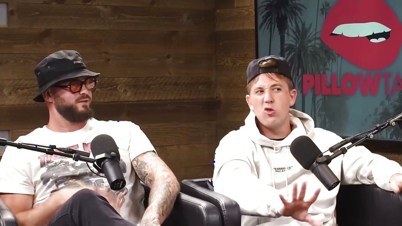 Cherie Deville Összejön Sara Rose-szal a Podcast Stúdióban