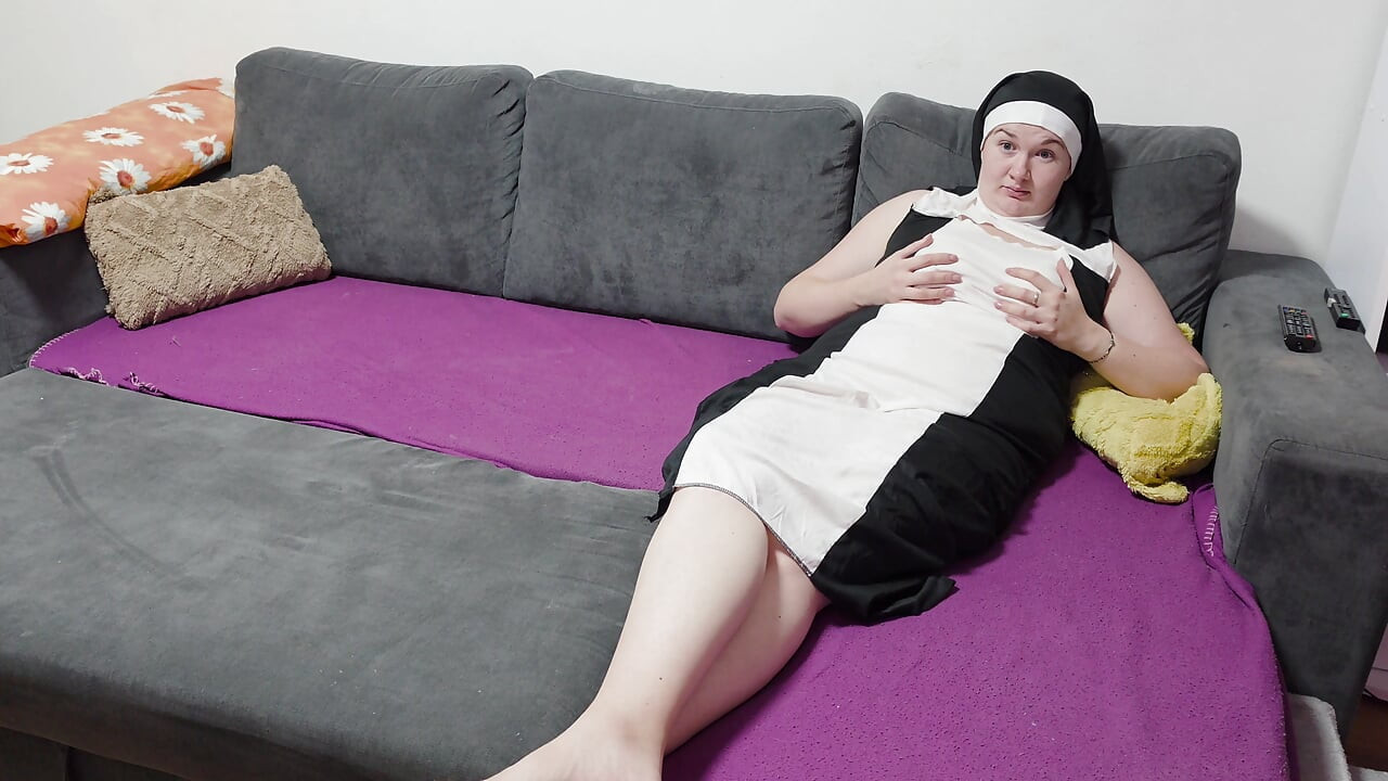 Traviesa monja gordita tetona masturba su coño mojado