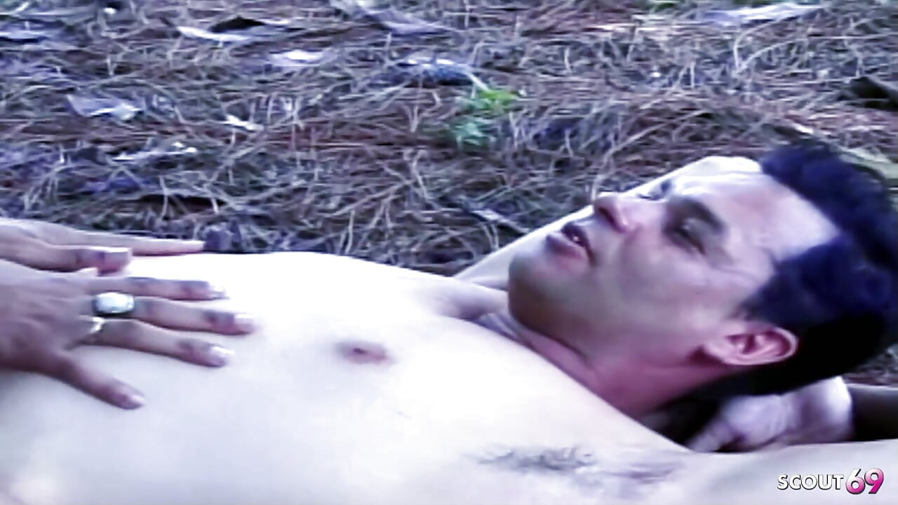 巨乳ラテン系ニューハーフが屋外で木に向かって男を犯し、彼が絶頂するまで