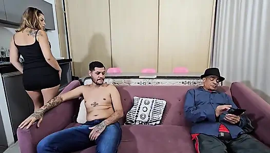 Ben, Agatha Üvey Baba Uyuyurken Çekiyorum - Eşinin Arkadaşı Üvey Oğlumla Yatıyor