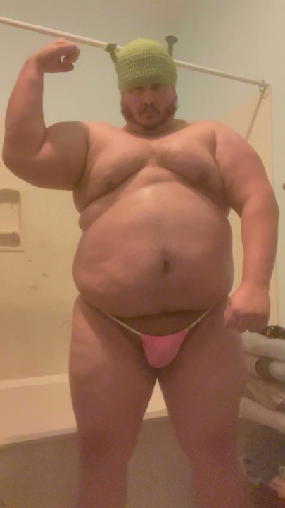 Burly Chub ogre gros papa, gros cul, fléchit son corps énorme dans un string moussant | Clip 1