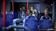 Blackedraw, zwei Schönheiten ficken riesigen BBC im Bus!