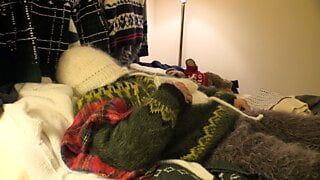모헤어에 완전히 빠져드는 스웨터 페티쉬. 퍼지 스웨터 방에서 옷을 입고, 후드와 벙어리 장갑을 낀 양모 자위