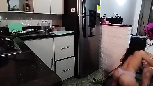 Ona nasıl giyindiğini bakarak mastürbasyon yaptım ve tüm yarağımı emmeye dayanamadı