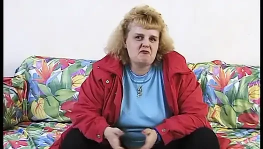 Tombul orta yaşlı seksi kadın tıraşlı amını büyük bir dildoyla iterken inliyor