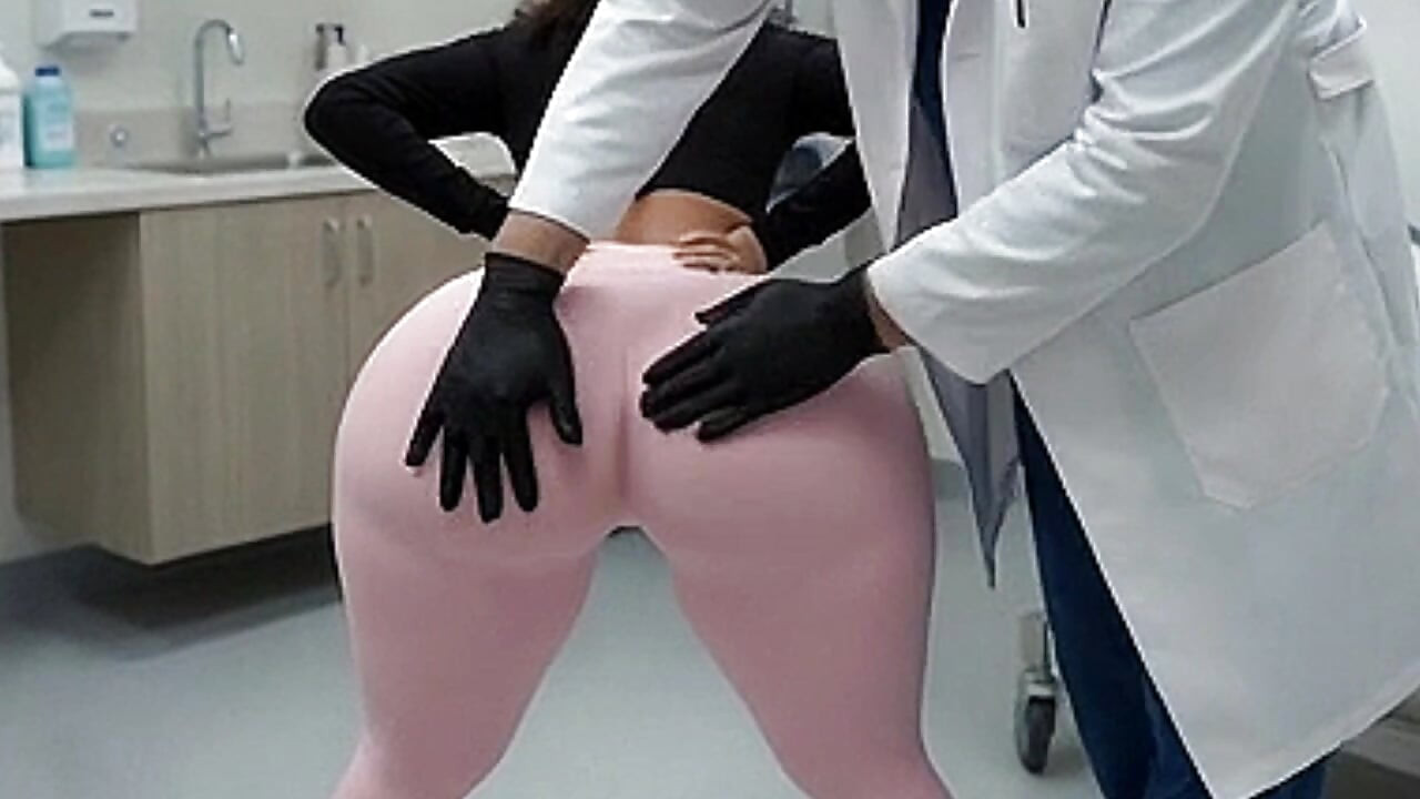 Drobná dívka s velkým zadkem Twerking v těsných růžových legínách a tangách