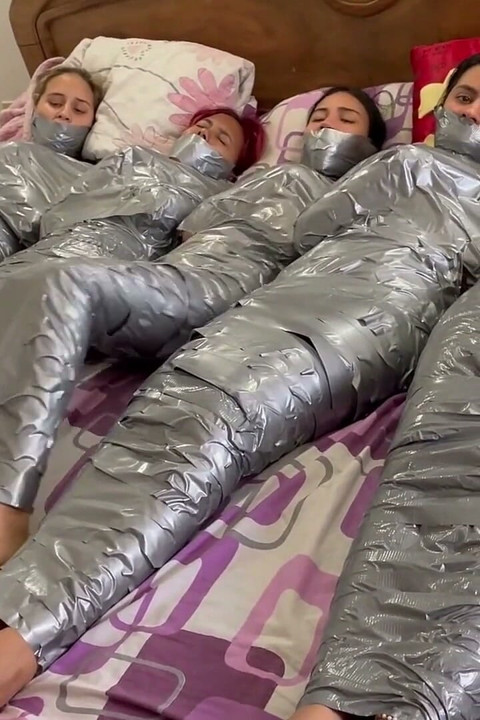 5 mumifizierte mädchen kämpfen komplett eingewickelt und geknebelt!