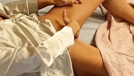 Горячая жена будит уже возбужденную и трахает себя пальцами, ей определенно нужно трахаться все чаще и чаще...