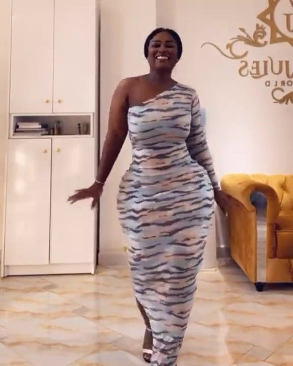 Big ass milf dancing