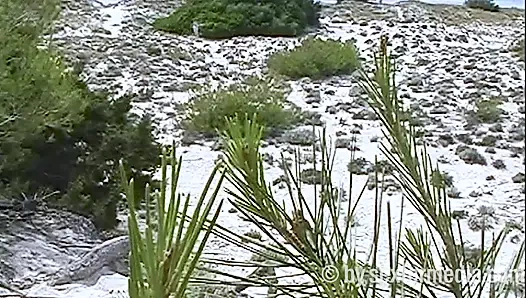 MILF Telanjang Seksi Di Pantai Nudist