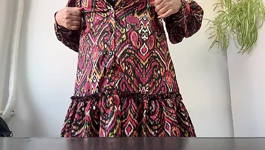 Heiße sexy milf reibt ihre muschi durch strumpfhosen