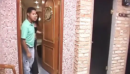 Erotische bisexuelle gruppe genießt einen schönen gruppensex