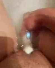 Elle se masturbe avec son jouet