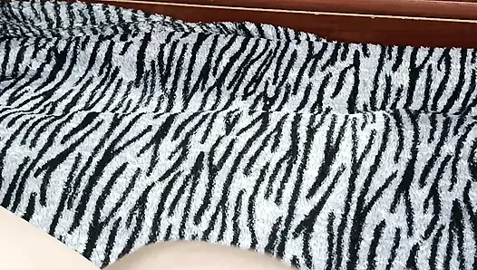 Külotunu Çıkarmadan Aynanın Önünde Ev Yapımı Mastürbasyon