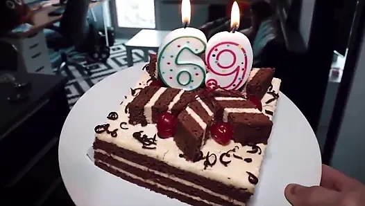 Сводная сестра получает большой подарок на день рождения