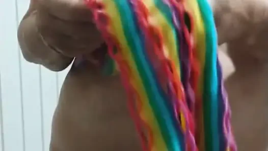 Stiefmutter zeigt mir die Kleidung, die sie zum Straßenkarneval tragen wird, was meinst du?