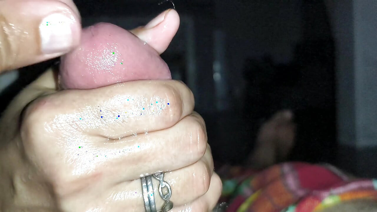 Memek istri arabku yang hot ini lagi asik ngocok kontol dengan minyak sampai muncrat