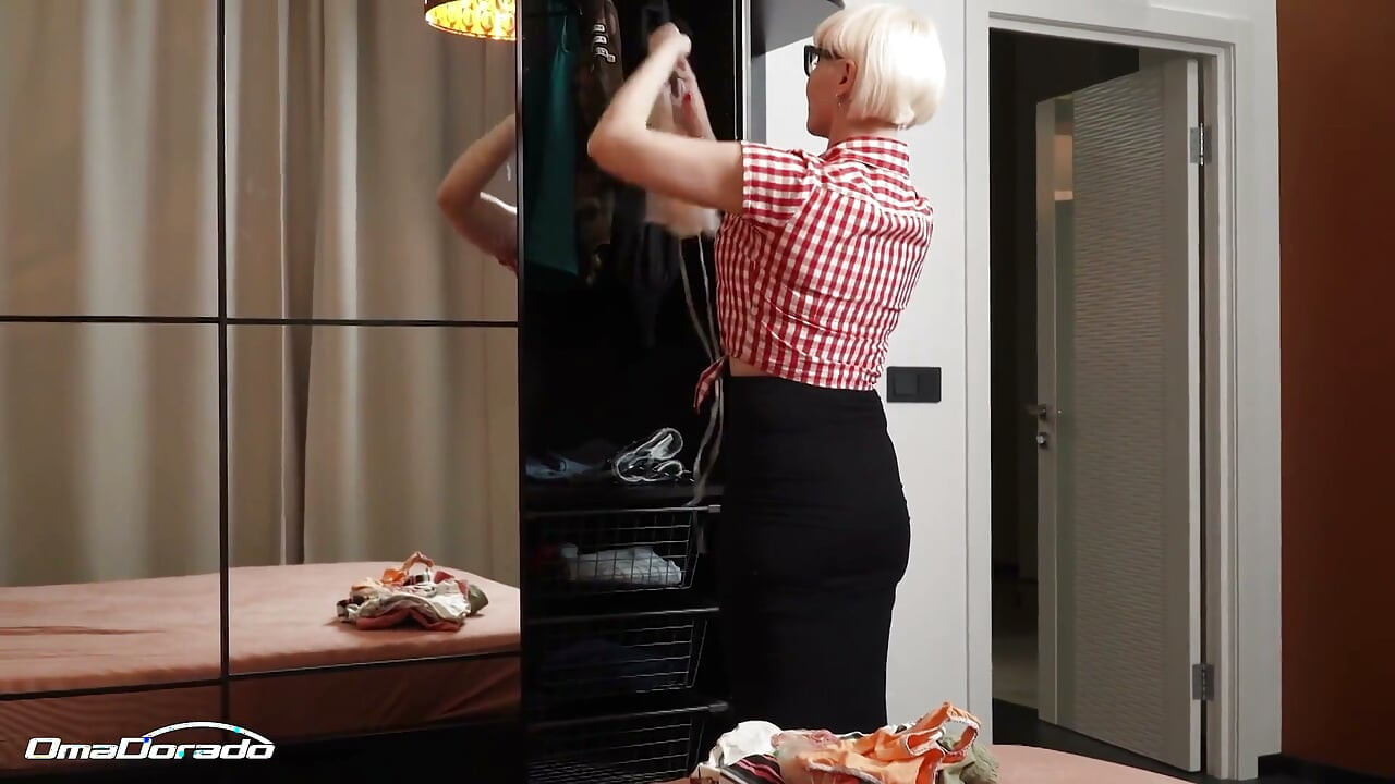 ¡La abuela está tomando ventaja en la puerta de al lado de la chica! Real lesbianas viejas y jóvenes! - Edpisode 2