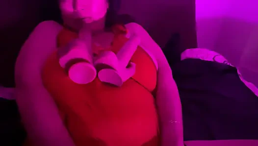 Evli bir kadına dildo kullanarak mastürbasyon yapıyor