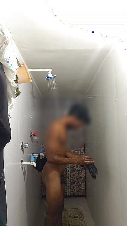 Bathroom me nage nahane wala video