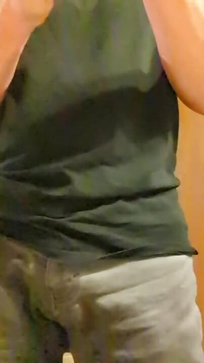 apni paint utaaro aur ise baadlon men jaik karen daidi