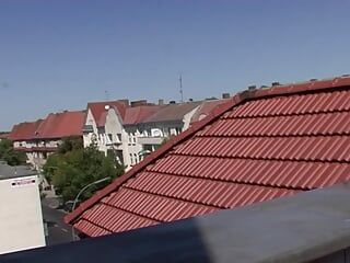 Deutscher Porno, heiße Schlampe genießt es, Muschi auf einem Monsterschwanz zu hüpfen