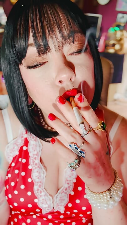 Rauchanweisungen von ihrer rauchenden königin Tina snua. Smoke with me - dangles driftende snap-inhales