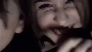 2 sœurs sucent une bite dans un cinéma