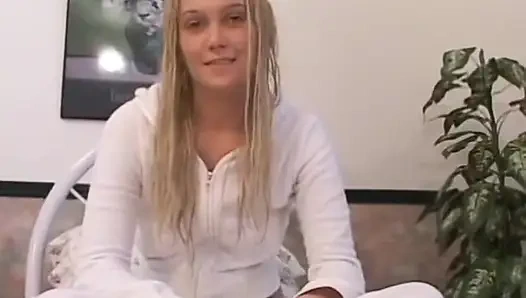 Kailey yang gugup ngangkang dan ngocok kontol memeknya yang dicukur