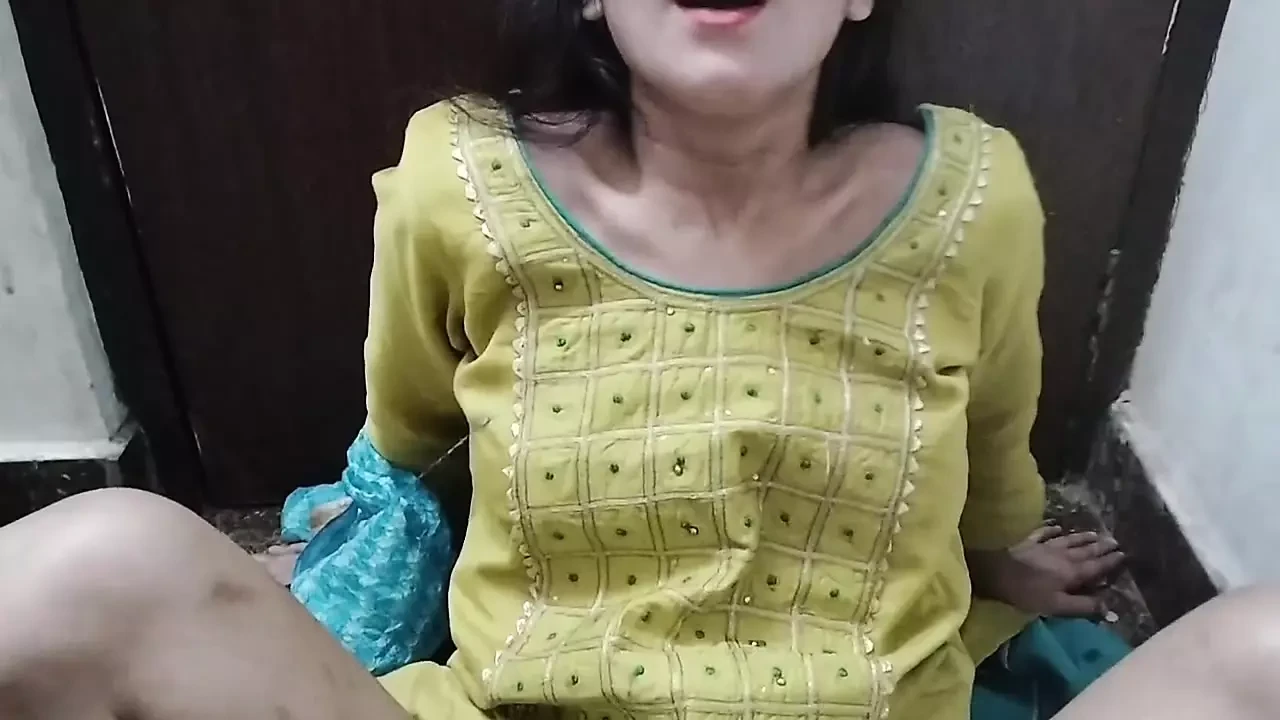 Cute school girl ka uniform utaar kar bathroom me pakad ke pel diya