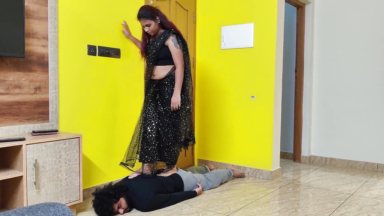 Señora castigando sirviente pisoteando cuerpo completo