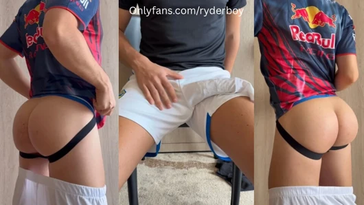 Azgın twink dersten sonra sıkı şortlu jockstrap sikli üniversiteli oğlanla mastürbasyon yapıyor