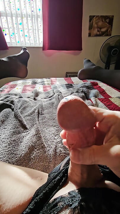 Femtip u mojim najlonkama piša po njima Donoseći tu gljivastu osovinu u mokru gustu spermu