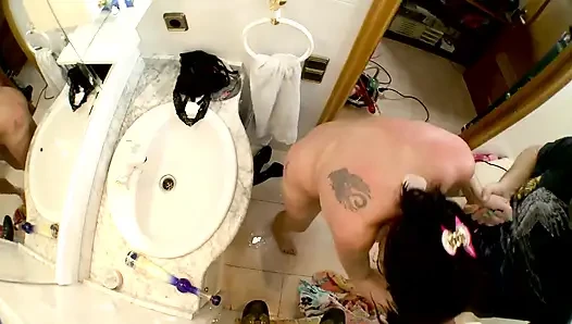 Banyo yaparken dildoyla sikiliyor ve sonra erkek arkadaşım