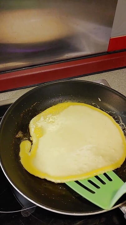 ทาสตุ๊ดทําแพนเค้กด้วยฉี่ของตัวเองและกินมัน