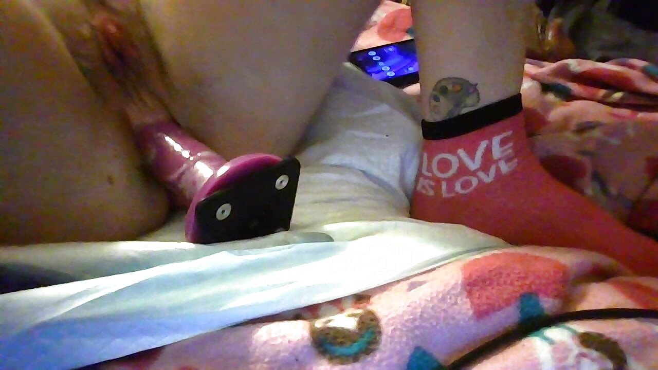 วิดีโอคลิปสั้นสาวข้ามเพศ FTM ช่วยตัวเองเดี่ยวของเล่นทางเพศโดย Badwolf Badass