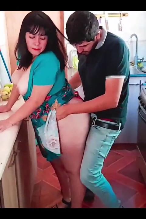 Soția prietenului meu este foarte excitată, am futut-o tare în bucătărie - mama vitregă Kelly