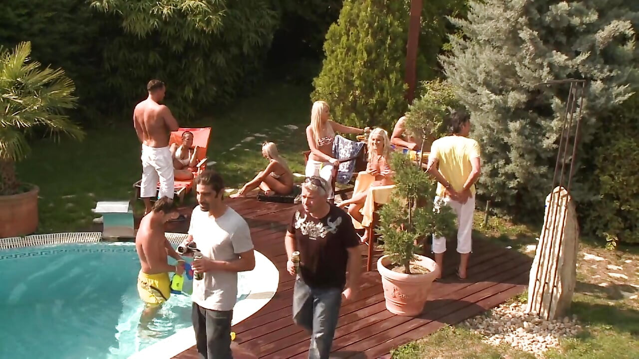 Wilde Pool-party-orgie Mit Blondinen, Die Große Schwänze Lutschen