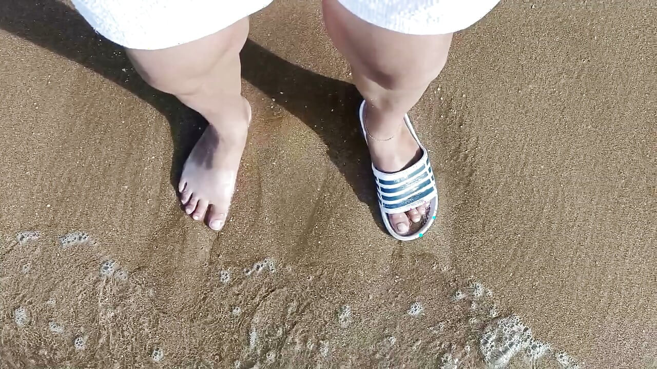 Picioare și Marea Extra Slowmotion - Un picior desculț și picior în slide - Picioare grozave în mare