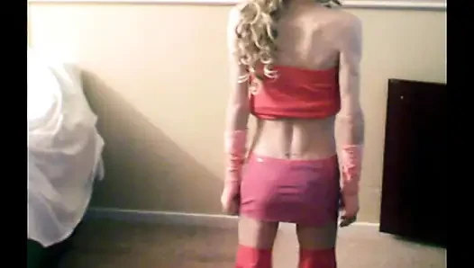 Kadın kılıklı Sandra götten dildo yapıyor