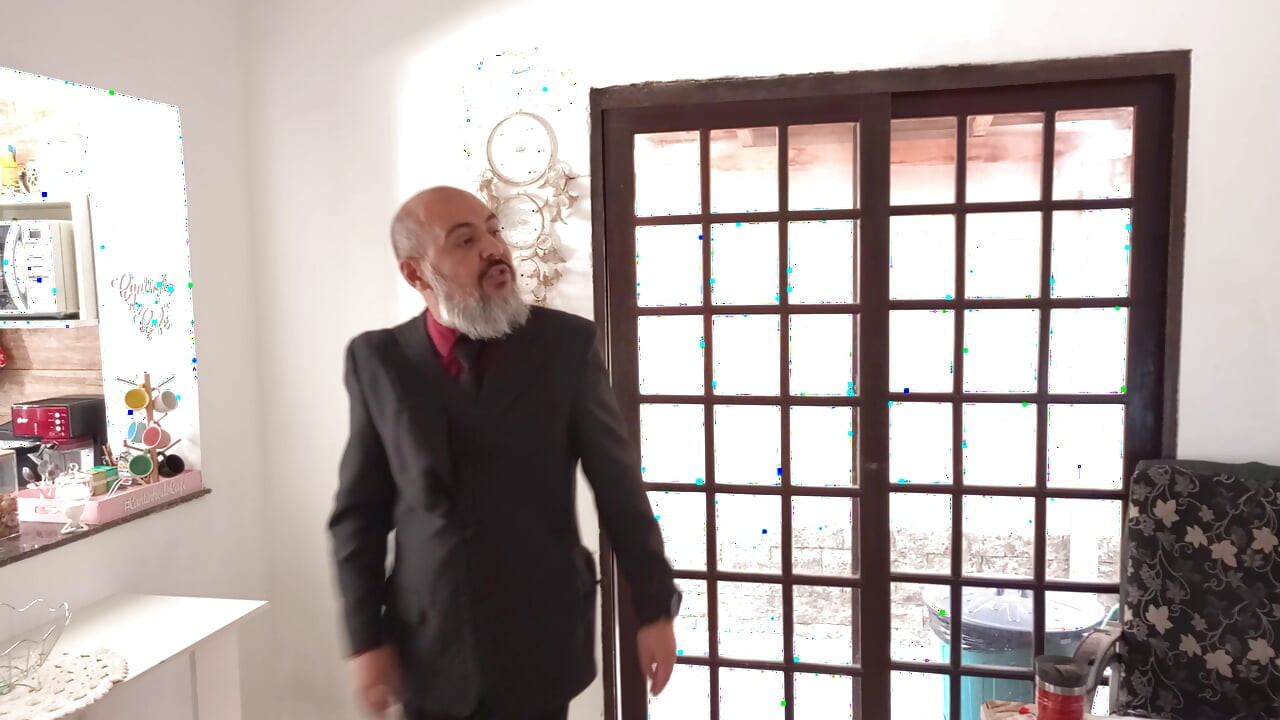 ホットワイフはストリップショーを披露し、疲れた夫にサービスを提供する。