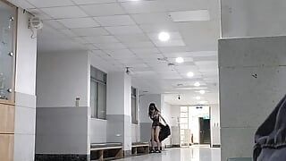 Pego !! exibicionista Gina usando roupa lasciva na escola durante o dia